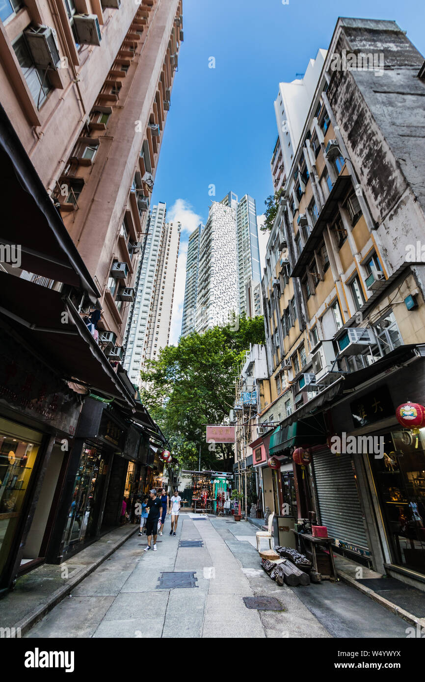 Antique shops and flea market in the Upper Lascar Row, Sheung Wan, Hong Kong Stock Photo