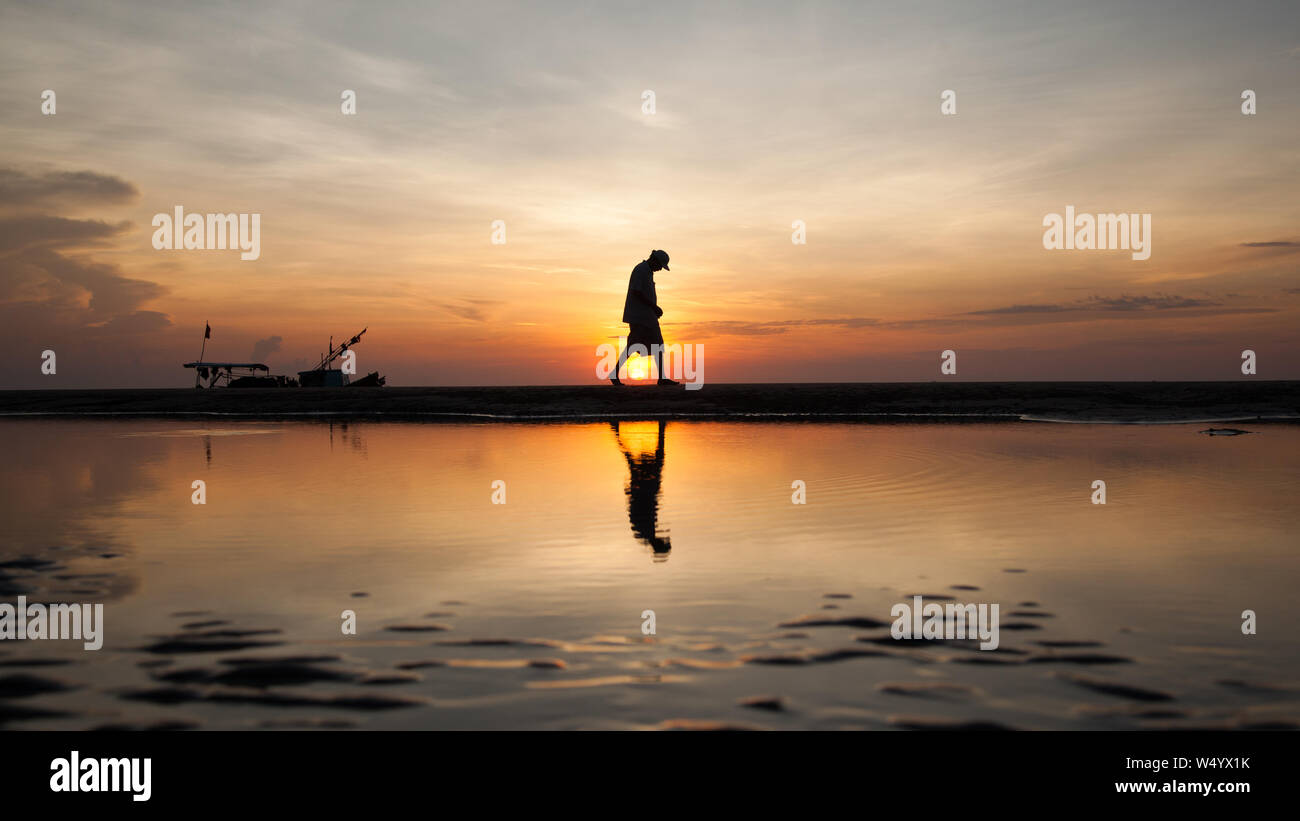 Old man walking on beach hi-res stock photography and images - Alamy