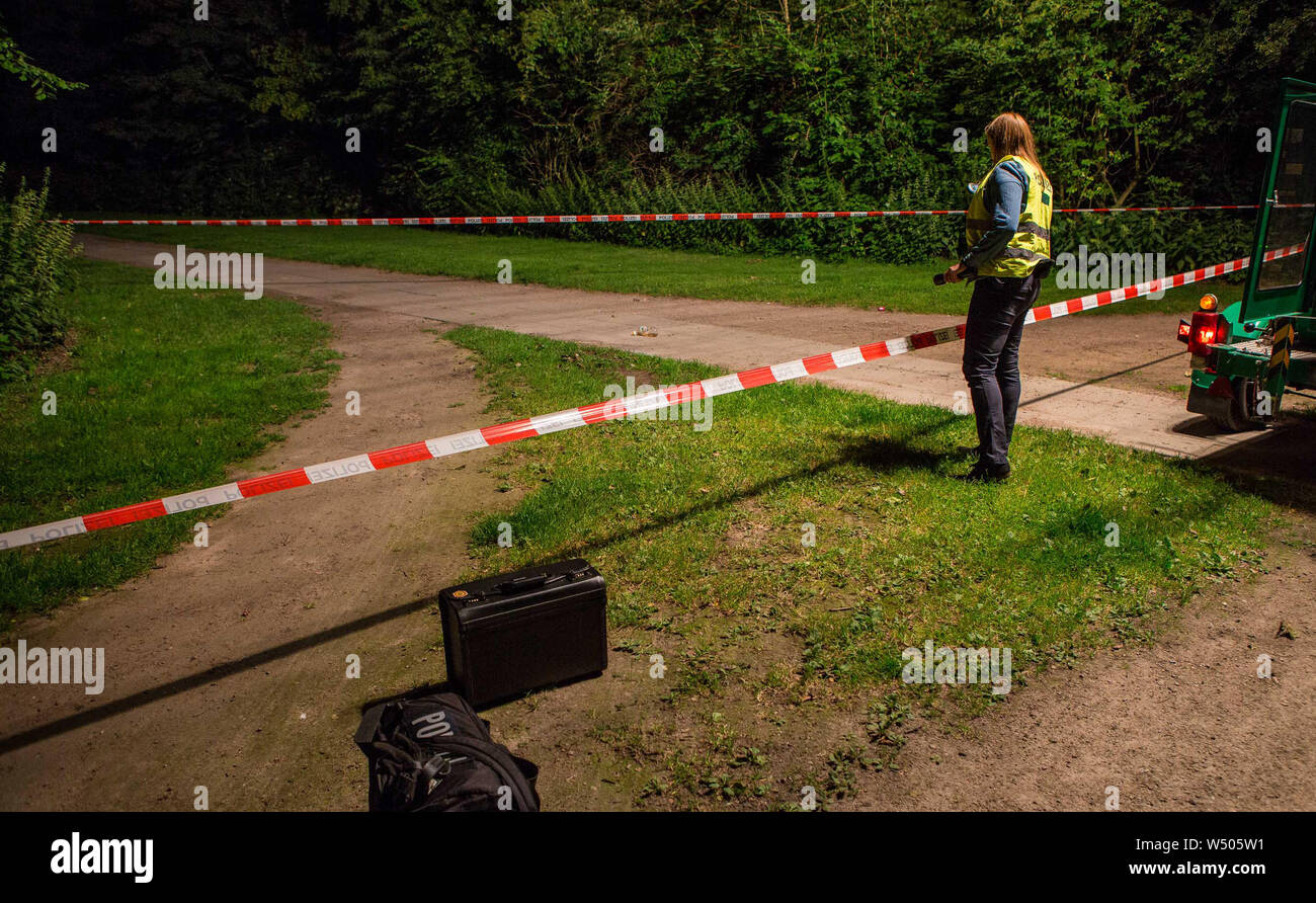 Hamburg, Germany. 26th July, 2019. A cop is standing at a crime scene. A stranger in the Hamburg district of Farmsen-Berne has seriously injured two men with a stabbing weapon in an argument - one of them is in mortal danger. Credit: Dominick Waldeck/dpa/Alamy Live News Stock Photo