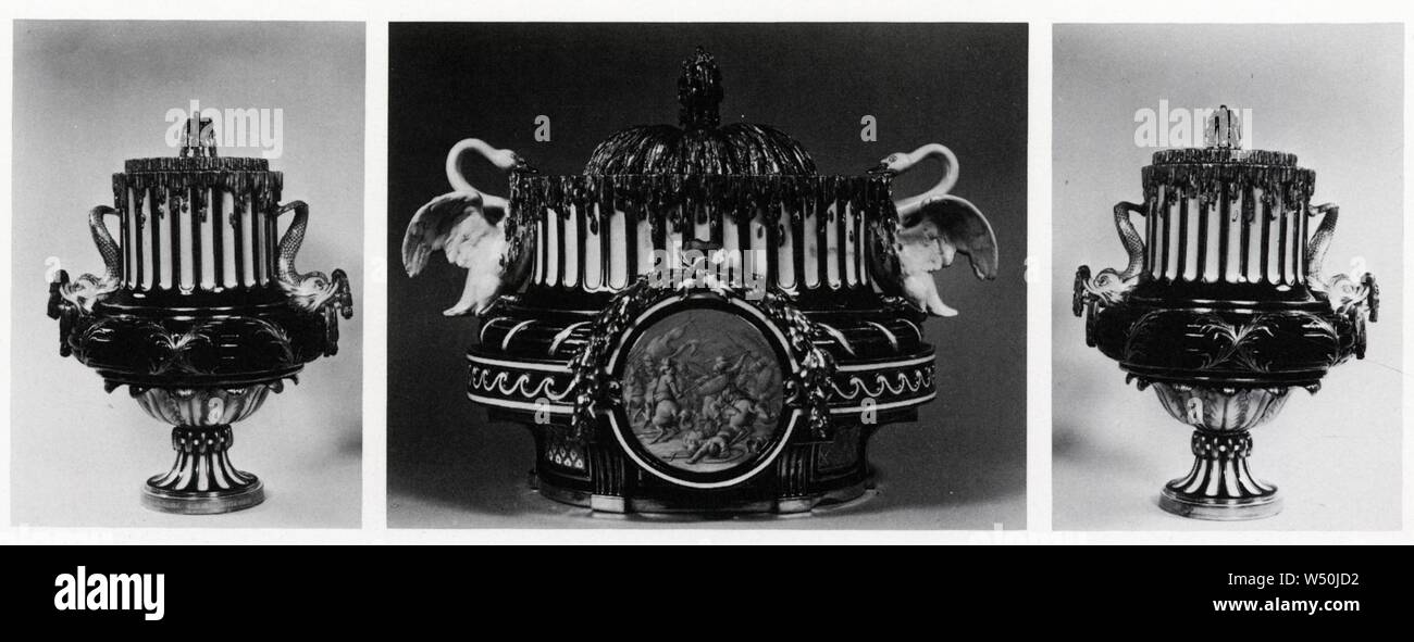 GARNITURE DE TROIS VASES. PORCELAINE TENDRE. VASE AUX CYGNES. VASES ''À JET D'EAU''. MANUFACTURE DE SÈVRES VERS 1768. Stock Photo