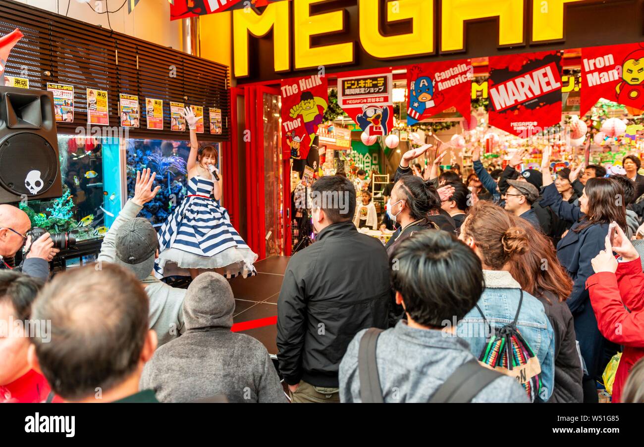 Karaoke singer in front of an audience in front of the shopping mall Mega Don Quijote-Shibuya, Shibuya, Udagawacho, Tokyo, Japan Stock Photo