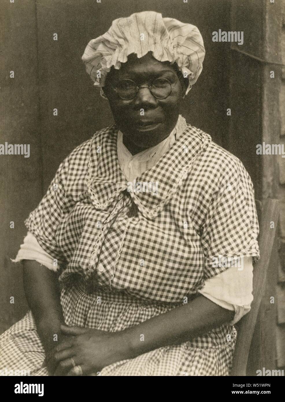 Black Woman in Cap and Gingham Dress, Doris Ulmann (American, 1882 - 1934), 1929 - 1930, Platinum print, 20.5 x 15.7 cm (8 1/16 x 6 3/16 in Stock Photo