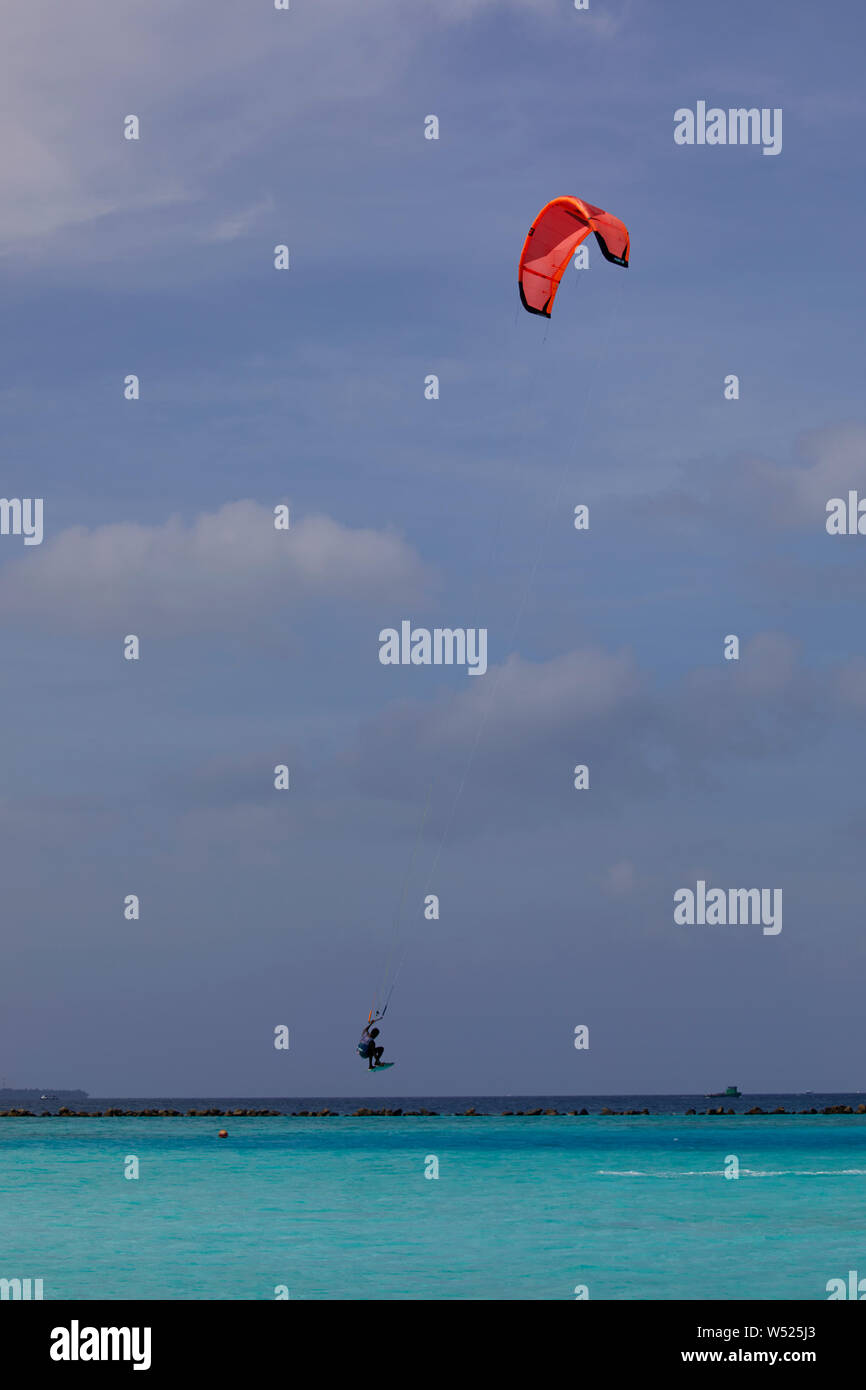 Kitesurfing at Paradise Island (Lankanfinolhu), Maldives Stock Photo