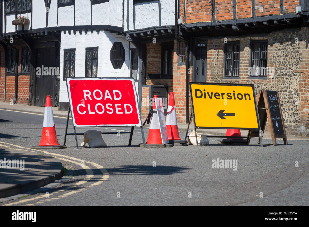 Road Closed and Diversion signs for road works at Henley-on-Thames, Oxfordshire Stock Photo