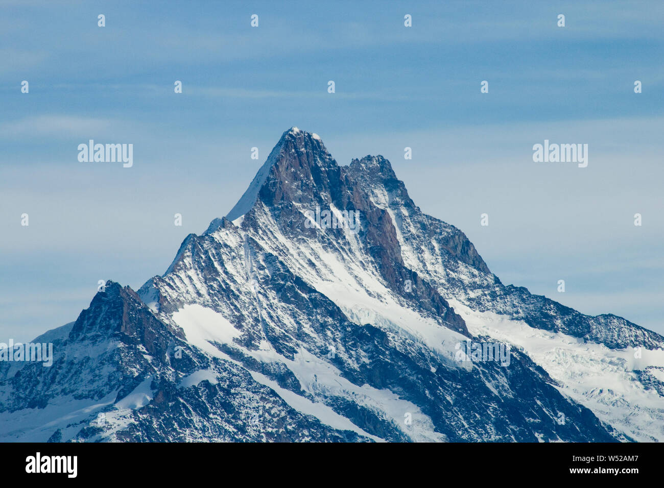 Schreckhorn (4078 m) mit Lauteraarhorn (dahinter) und kleinem Schreckhorn (links); sie gehören zum UNESCO Welterbe Schweizer Alpen Jungfrau-Aletsch Stock Photo