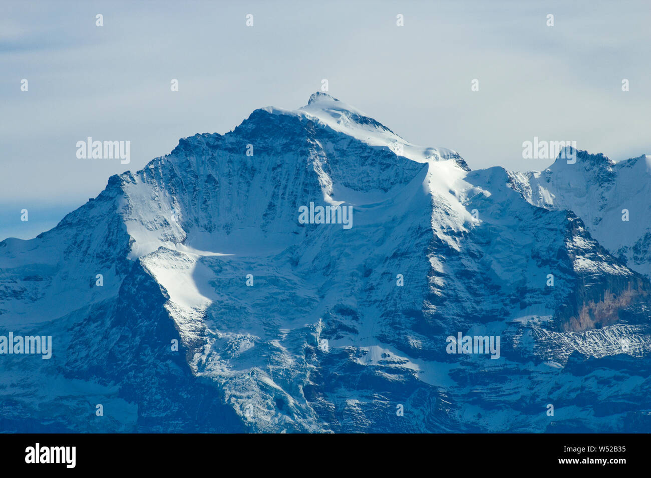 Jungfrau mit Jungfrau-Nordwand über dem Giesengletscher im Nachmittagslicht, rechts über dem Gletscher die Sibermulde und der Schneegrat zum Silberhor Stock Photo