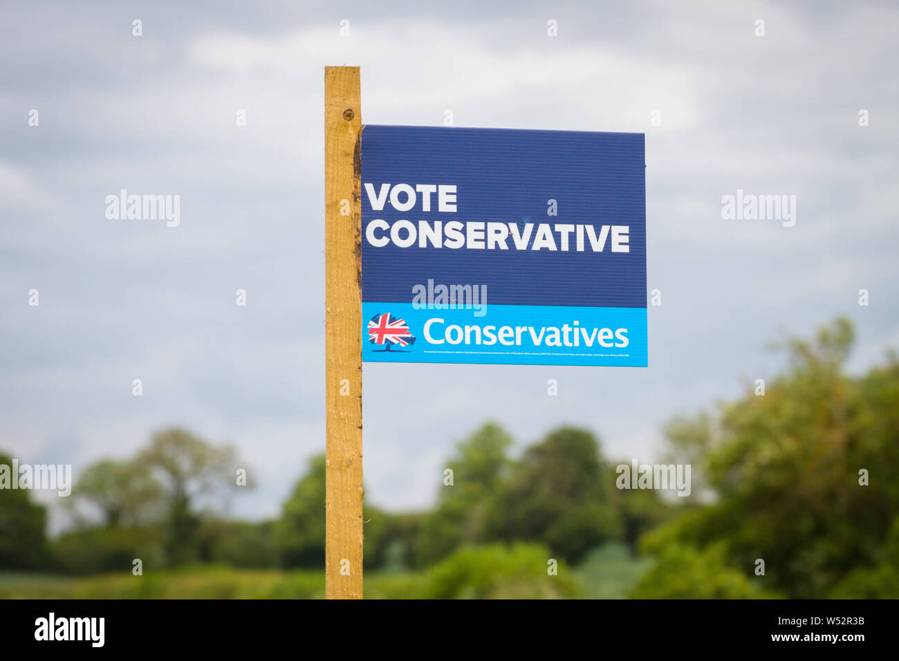 a Vote Conservative sign by a country lane near Yattendon, Berkshire Stock Photo