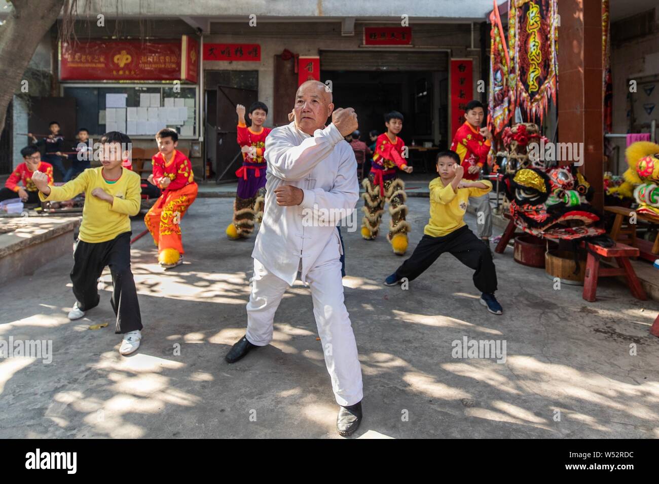 Practice kung fu hi-res stock photography and images - Alamy