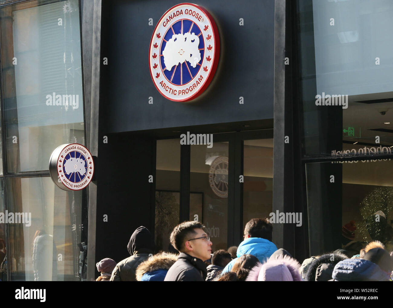 FILE--Customers queue up in front of the flagship store of Canada Goose at  the Taikoo Li Sanlitun shopping center in Beijing, China, 1 January 2019  Stock Photo - Alamy