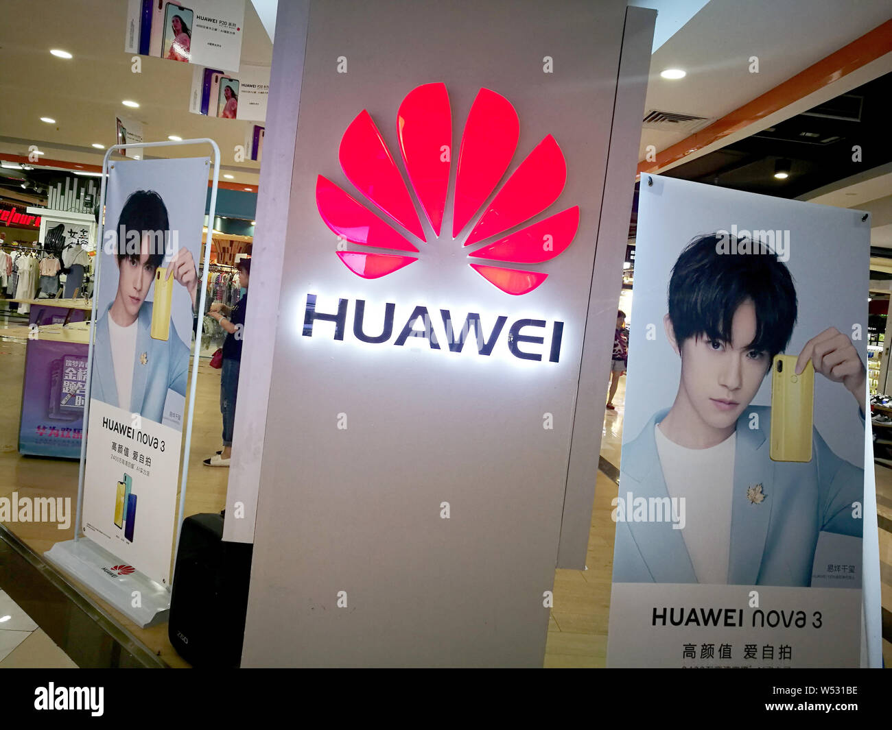 FILE--An advertisement for Huawei nova 3 smartphone featuring Jackson Yee  or Yi Yangqianxi of Chinese boy group TFBoys is seen in front of a Huawei  Stock Photo - Alamy