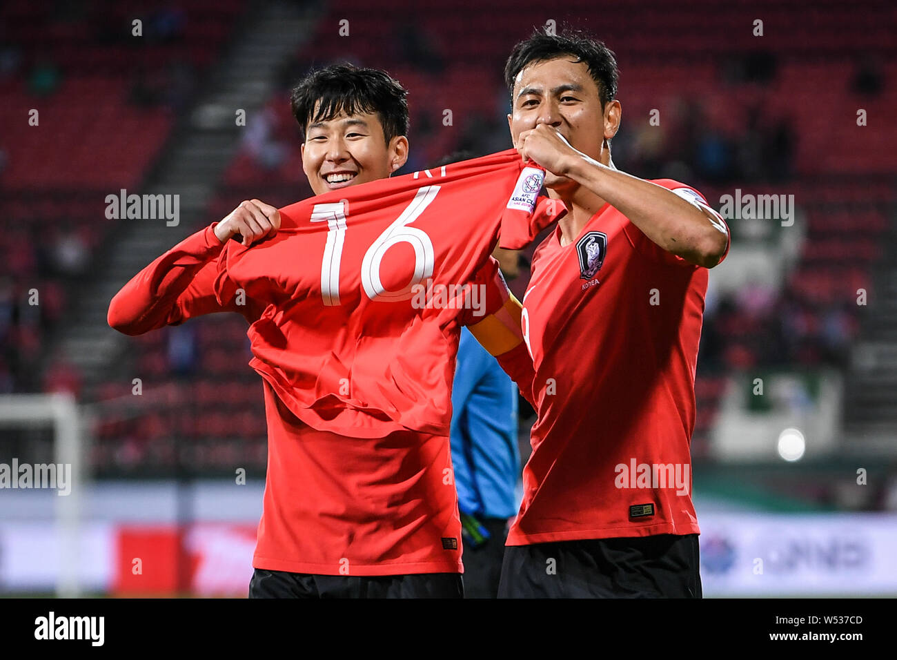 Ji Dong-won, right, and Son Heung-min of South Korea, hold up the 16 shirt of injured Ki Sung-yueng after soring a goal against Bahrain in the round o Stock Photo