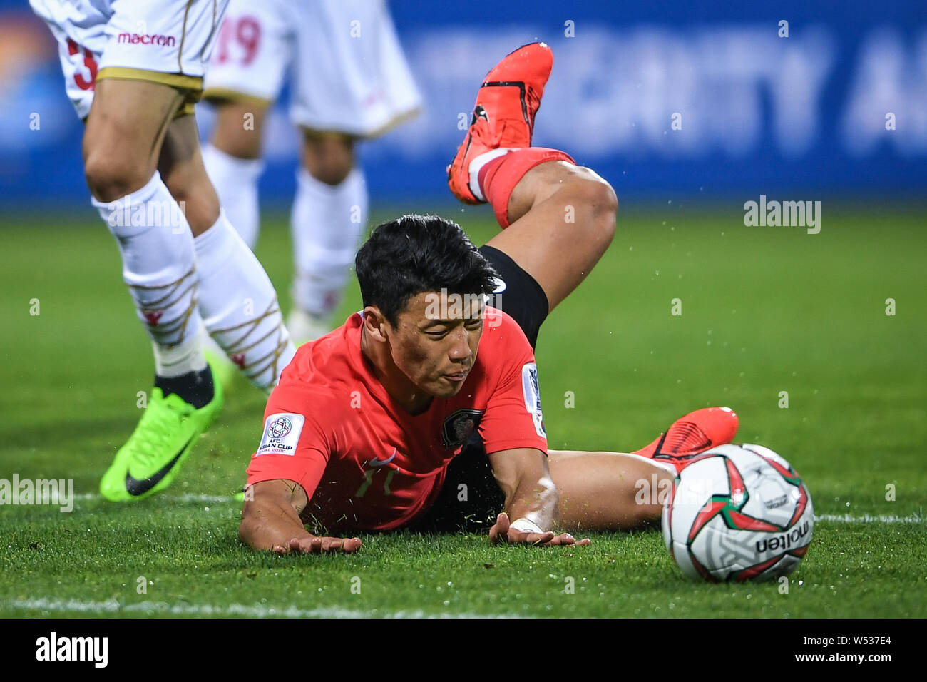 Hwang Hee Chan Of South Korea Falls On The Ground As He Dribbles Against Bahrain In The Round Of 16 Match Between South Korea And Bahrain During The 2 Stock Photo Alamy