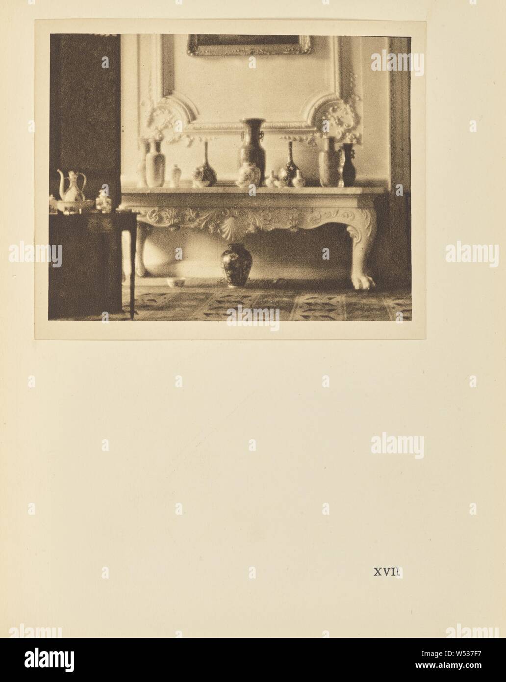 Chinese Porcelain, Alvin Langdon Coburn (British, born America, 1882 - 1966), London, England, 1915, Mezzogravure, 9.5 × 11.9 cm (3 3/4 × 4 11/16 in Stock Photo