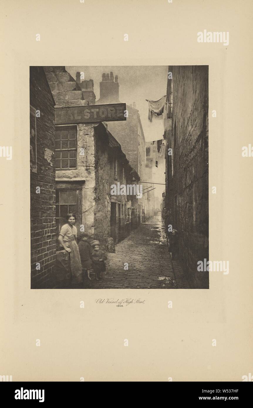 Old Vennel off High Street, Thomas Annan (Scottish,1829 - 1887), Glasgow, Scotland, negative 1868, print 1900, Photogravure, 21.6 × 17.3 cm (8 1/2 × 6 13/16 in Stock Photo