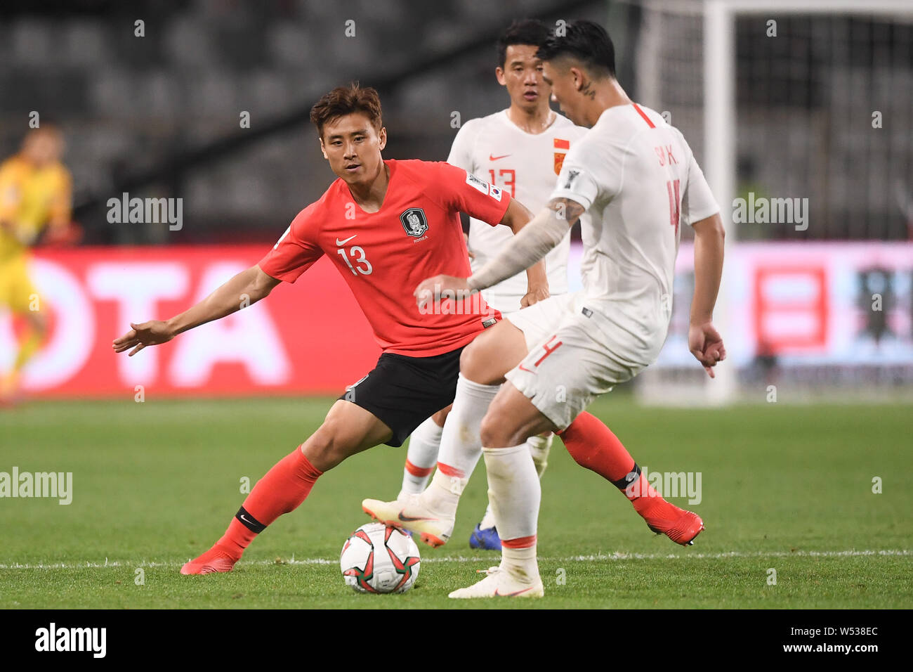 Koo Ja-Cheol of South Korea, left, challenges Shi Ke of China in the Group C match during the 2019 AFC Asian Cup in Abu Dhabi, United Arab Emirates, 1 Stock Photo