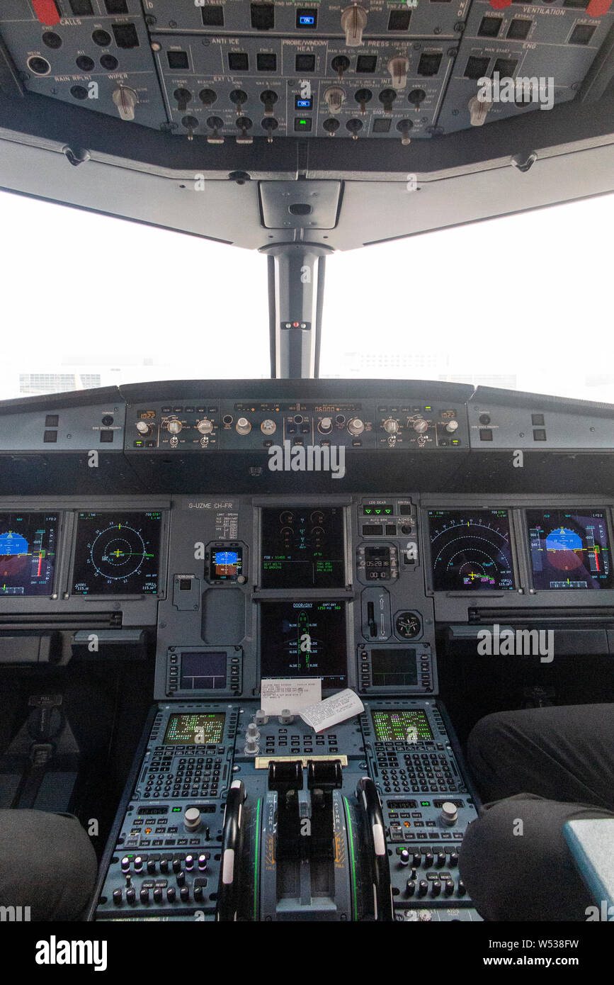 Flight deck of an Airbus A321 ready for takeoff Stock Photo - Alamy