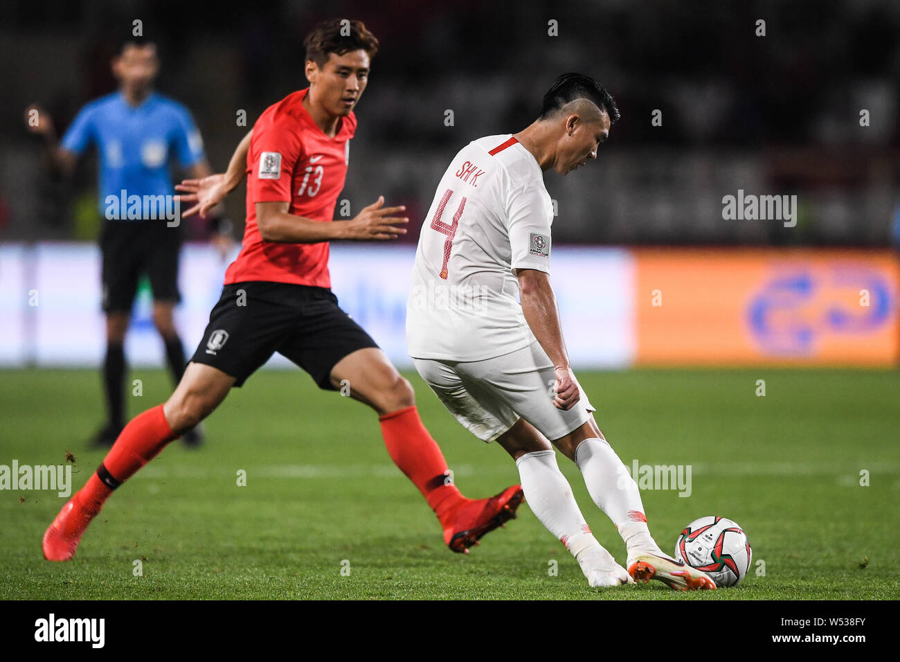 Koo Ja-Cheol of South Korea, left, challenges Shi Ke of China in the Group C match during the 2019 AFC Asian Cup in Abu Dhabi, United Arab Emirates, 1 Stock Photo