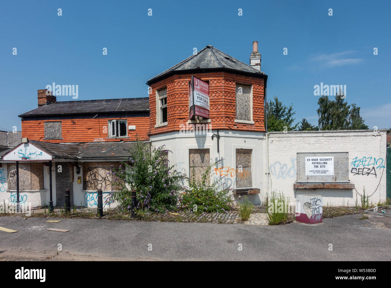 An old closed down pub on the bath road in Reading, UK. It is left