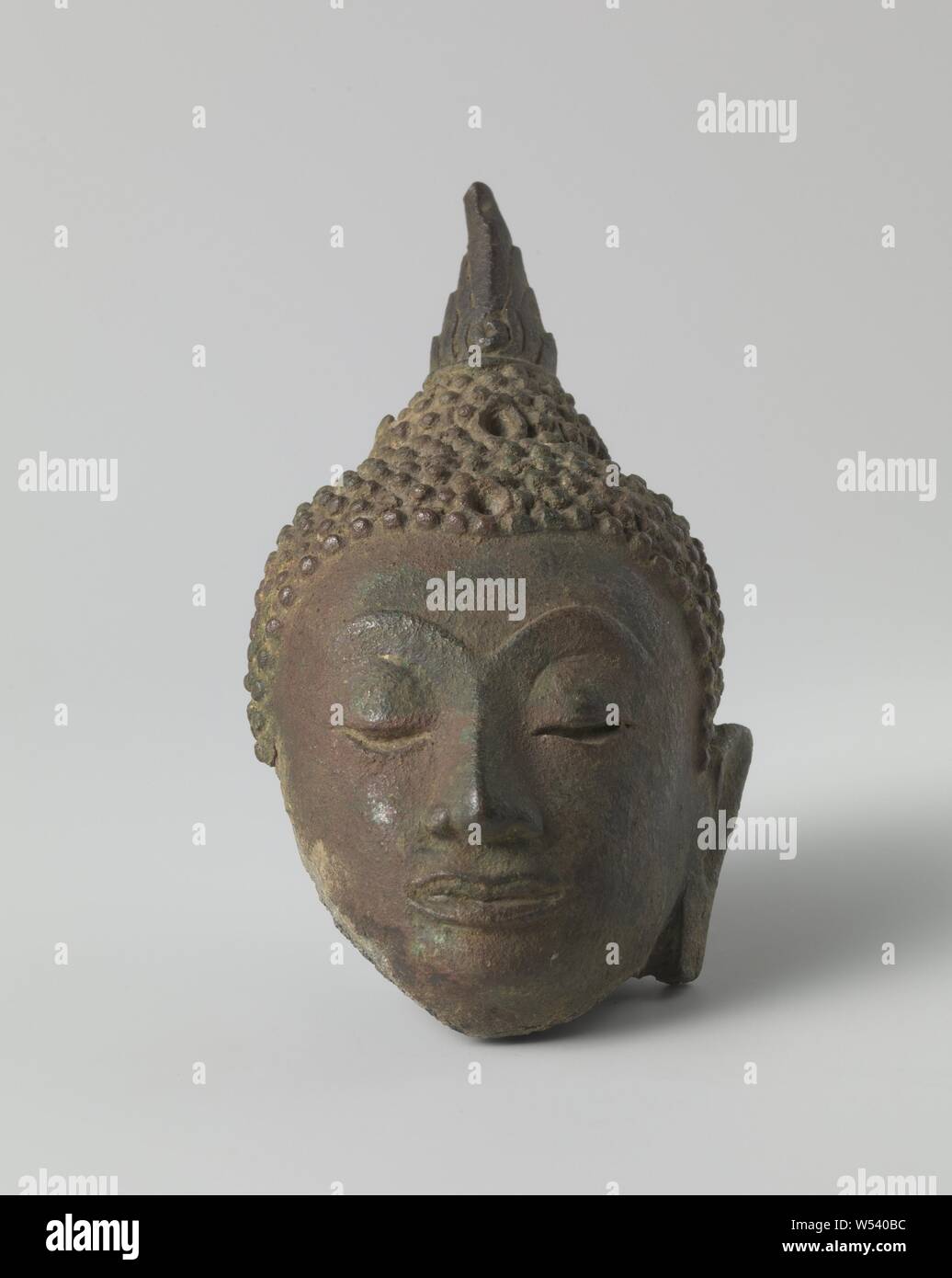 Fragment of a Buddha statue, Head of Buddha with curly hair., anonymous,  Thailand, 1600 - 1699, bronze (metal), h  cm × w  cm × d  cm  Stock Photo - Alamy