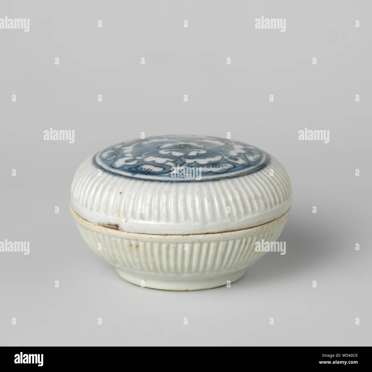 Round box with ribbed sides, Round box of porcelain with ribbed wall, painted in underglaze blue. Ming porcelain in blue and white., anonymous, China, c. 1500 - c. 1599, Ming-dynasty (1368-1644), porcelain (material), glaze, cobalt (mineral), vitrification, h 4 cm d 11.4 cm d 6.7 cm Stock Photo