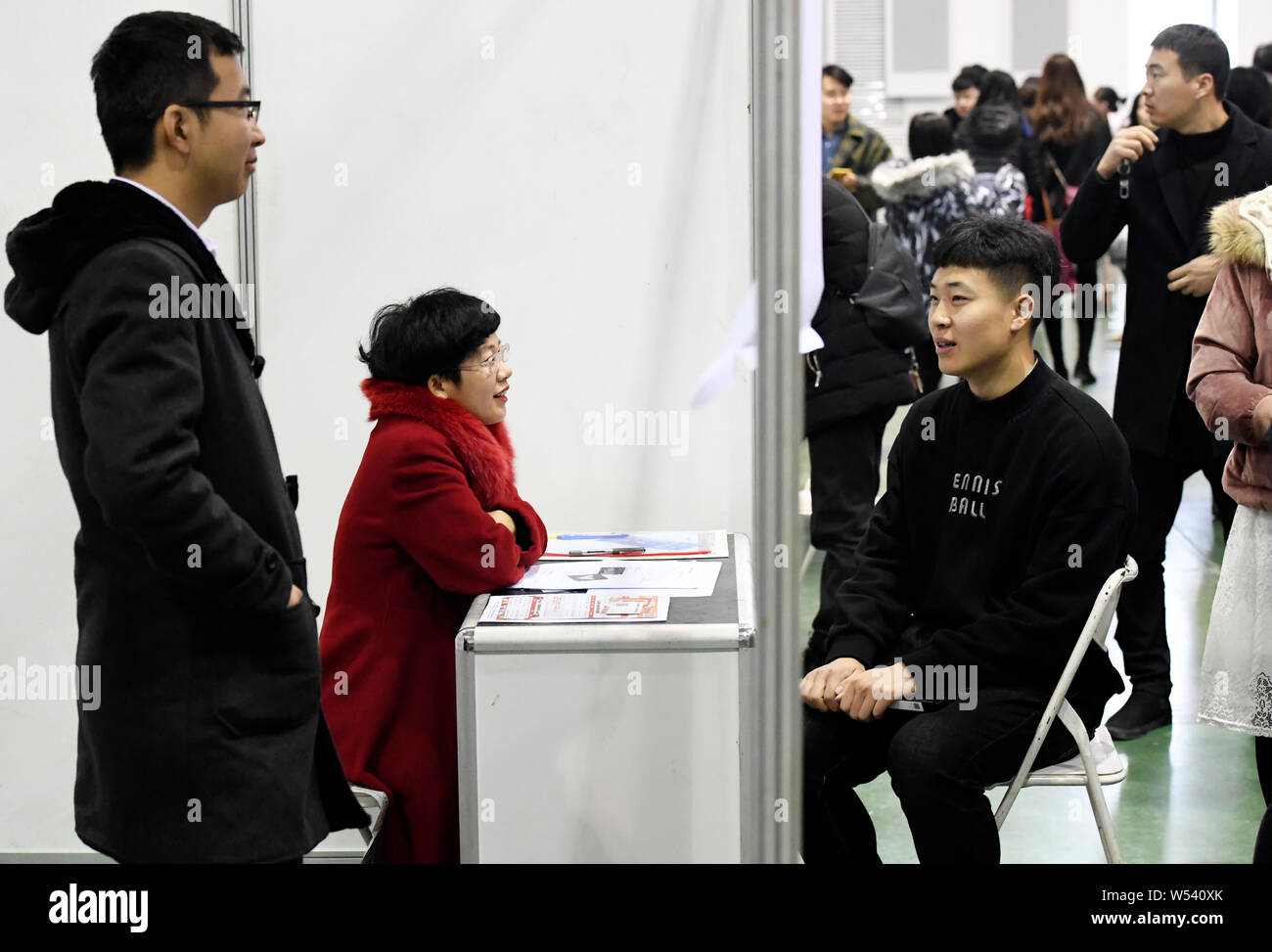 Chinese Interviewer Interviewer hi-res stock photography and images - Alamy