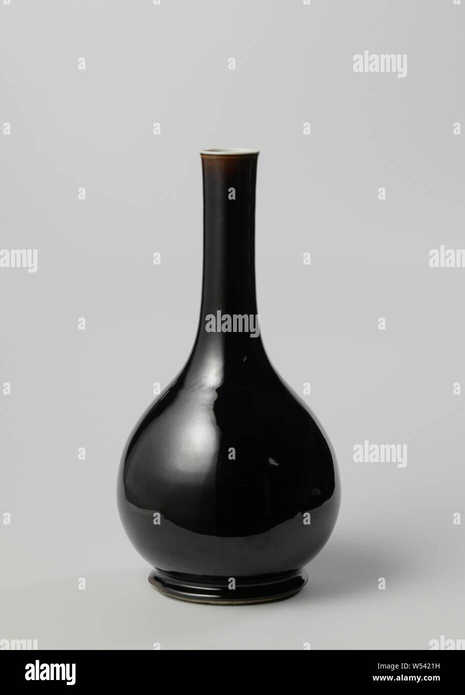 Pear-shaped bottle with a dark brown glaze, Pear-shaped vase of porcelain, covered with a monochrome dark brown glaze. White glazed inside the foot ring, marked on the underside with the six-character mark of emperor Kangxi in a double circle. Monochromes., anonymous, China, c. 1850 - c. 1899, Qing-dynasty (1644-1912), porcelain (material), glaze, cobalt (mineral), vitrification, h 41.5 cm d 5.6 cm d 22 cm d 14.2 cm Stock Photo