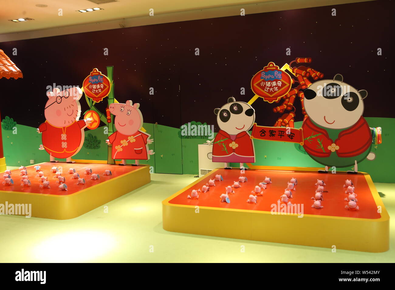 People visit the Ppeppa Pig-themed pop-up store to preheat the upcoming