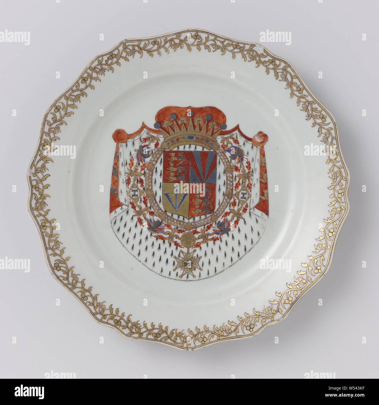 Plate with a crowned coat of arms and a foliate scroll, Porcelain plate with scalloped edge, painted on the glaze in blue, red, black, silver and gold. On the shelf an unidentified, crowned family coat of arms with in 1 and 4 three cats, in 2. three red rays against a silver background and in 3. an anchor against a golden background. The weapon is surrounded by a chain with the French lily, a helmet and the letter H in a medallion. The cover consists of an ermine coat. A continuous leaf vine on the edge. A few chips in the edge. Weapon porcelain with enamel colors., anonymous, China, c. 1740 Stock Photo