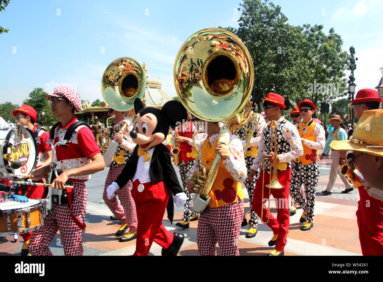 FILE--An entertainer dressed in a Mickey Mouse costume performs during a  parade in the Shanghai Disneyland at the Shanghai Disney Resort in Shanghai  Stock Photo - Alamy