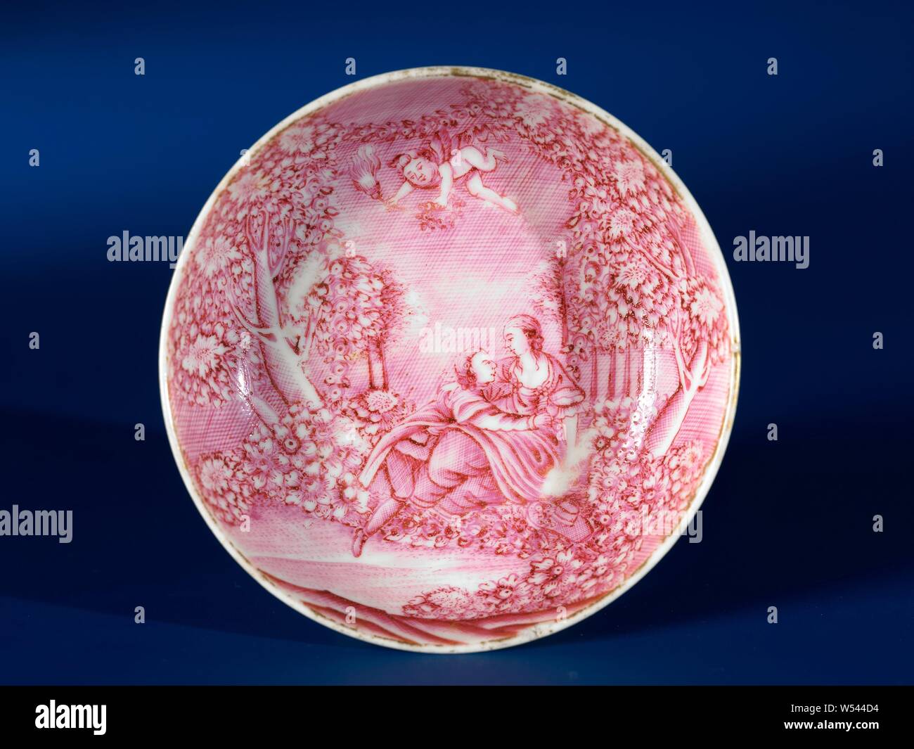 Saucer with a courting couple in a landscape, Porcelain dish, painted on  the glaze in pink (and camaieu) and gold. On the front of the dish a  depiction of a loving couple