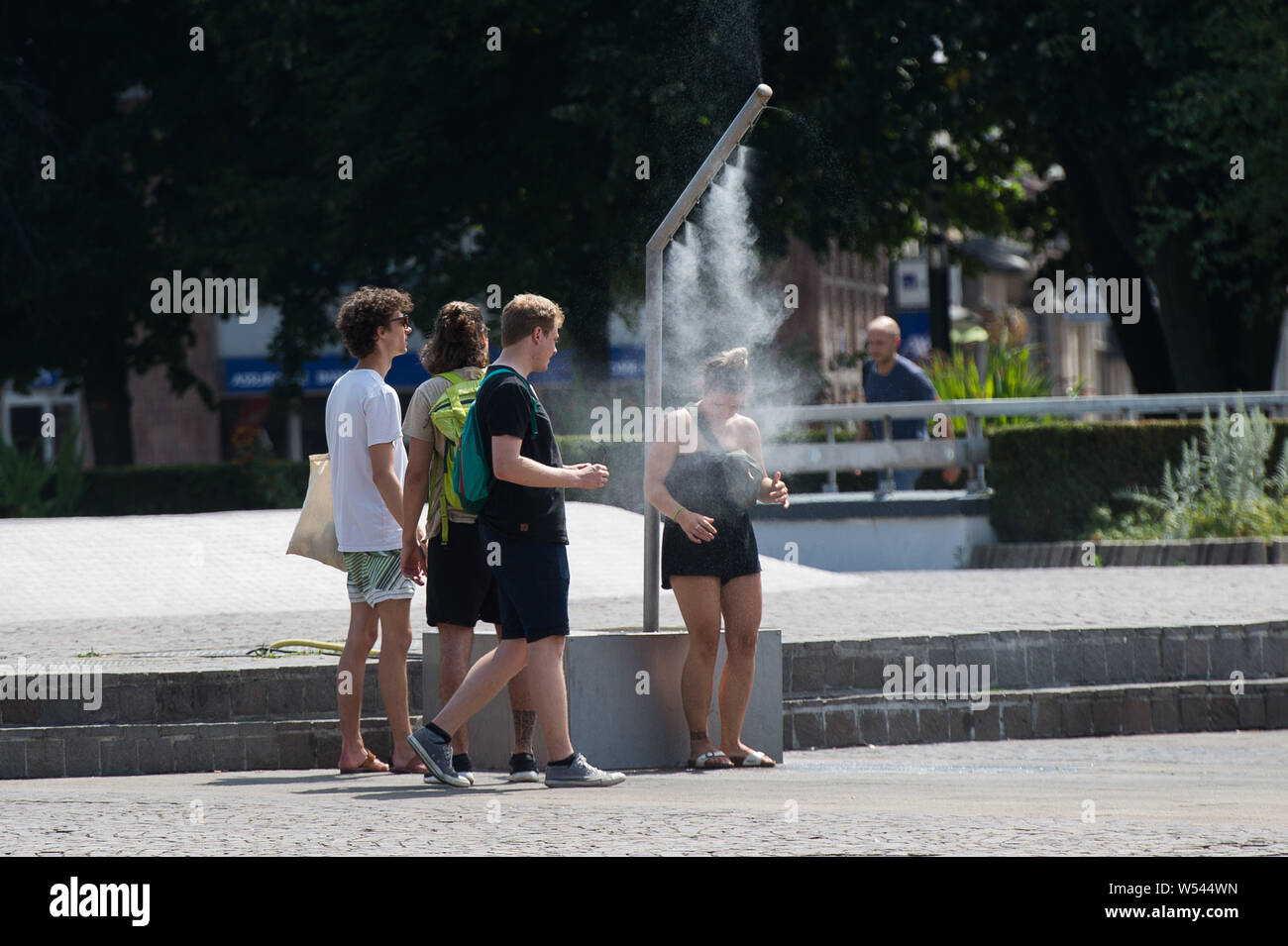 190726 Paris July 26 2019 Xinhua People Cool Themselves Under An Atomizer In Lille