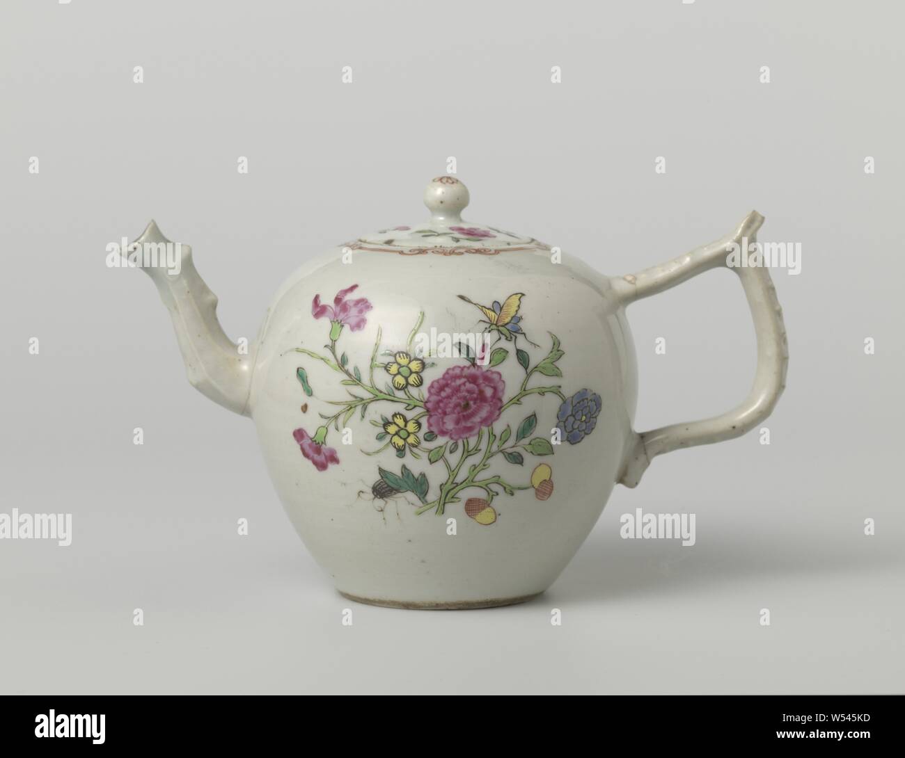 Ovoid teapot with flowering plants, butterly and beetle, egg-shaped teapot of porcelain, painted on the glaze in blue, red, pink, green, yellow, black and gold. Flowering plants with a butterfly and beetle between the ear and the spout on both sides, a band of curl on the shoulder. Spout and ear have been broken off. Decorated in famille rose in Europe., anonymous, China, c. 1750 - c. 1774, Qing-dynasty (1644-1912) / Qianlong-period (1736-1795), porcelain (material), glaze, gold (metal), vitrification, h 10.7 cm d 4.7 cm d 11 cm d 6 cm l 19.5 cm Stock Photo