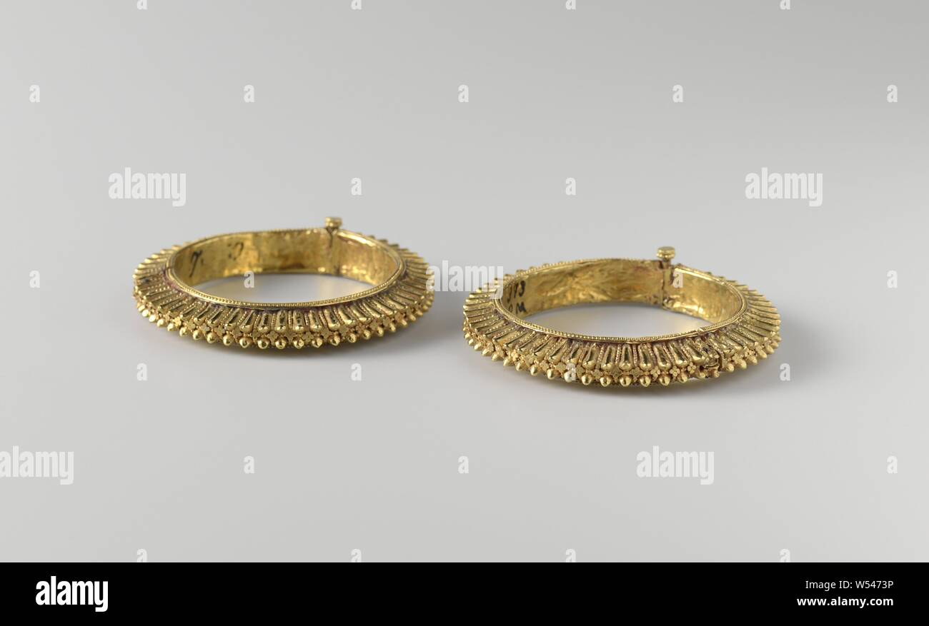 Pair of bracelets, Kangen., anonymous, Surat, c. 1750, gold (metal), d 6.5 cm × h 1 cm Stock Photo