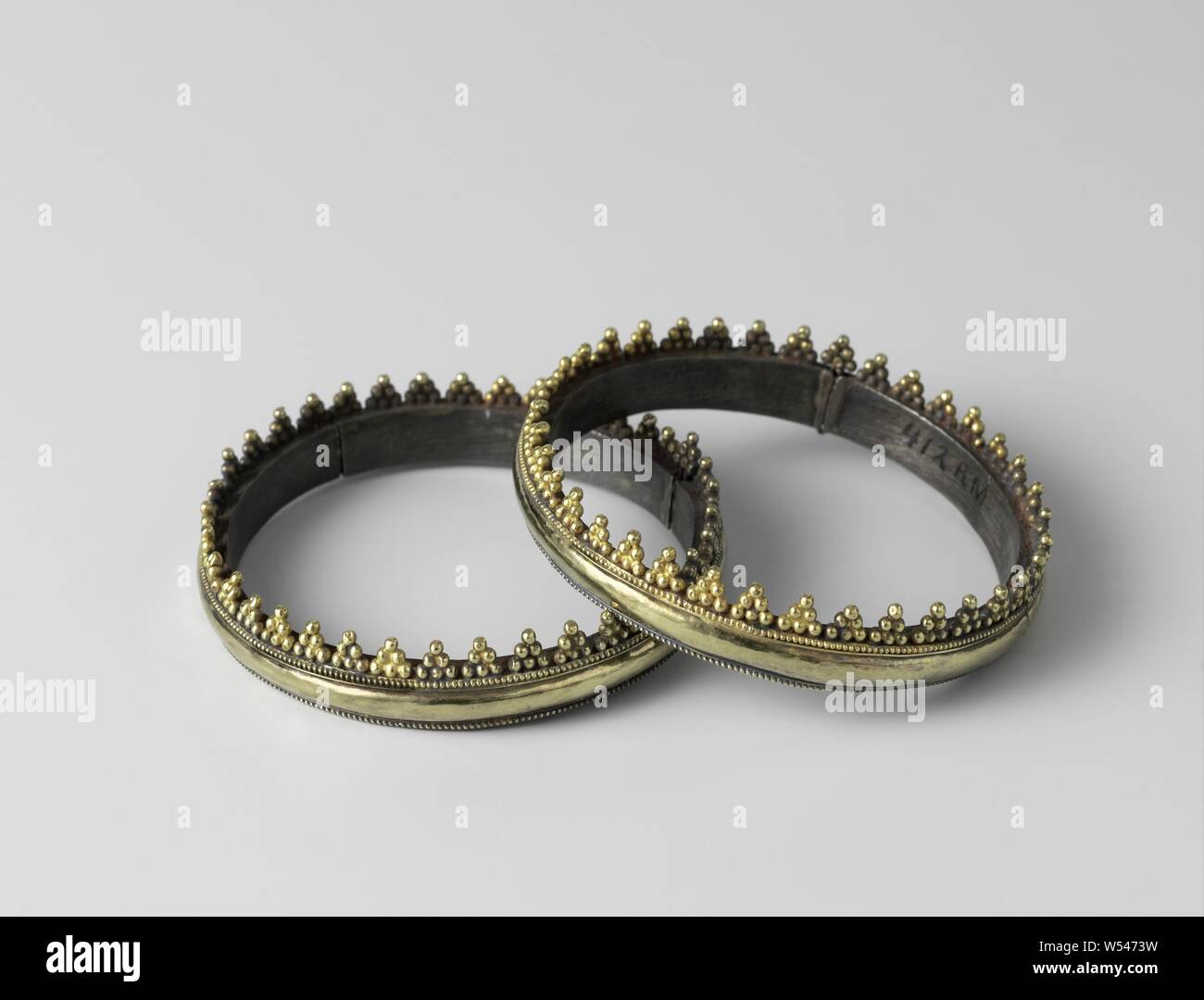 Pair of bracelets (churi), Bracelet with hinge and lock, silver with gold clad. Decorated with small battlements made up of six small balls, one tilt serves as a lock. Two pearl edges., anonymous, Surat, c. 1750, gold (metal), silver (metal), forging, d 8 cm × h 1.8 cm Stock Photo
