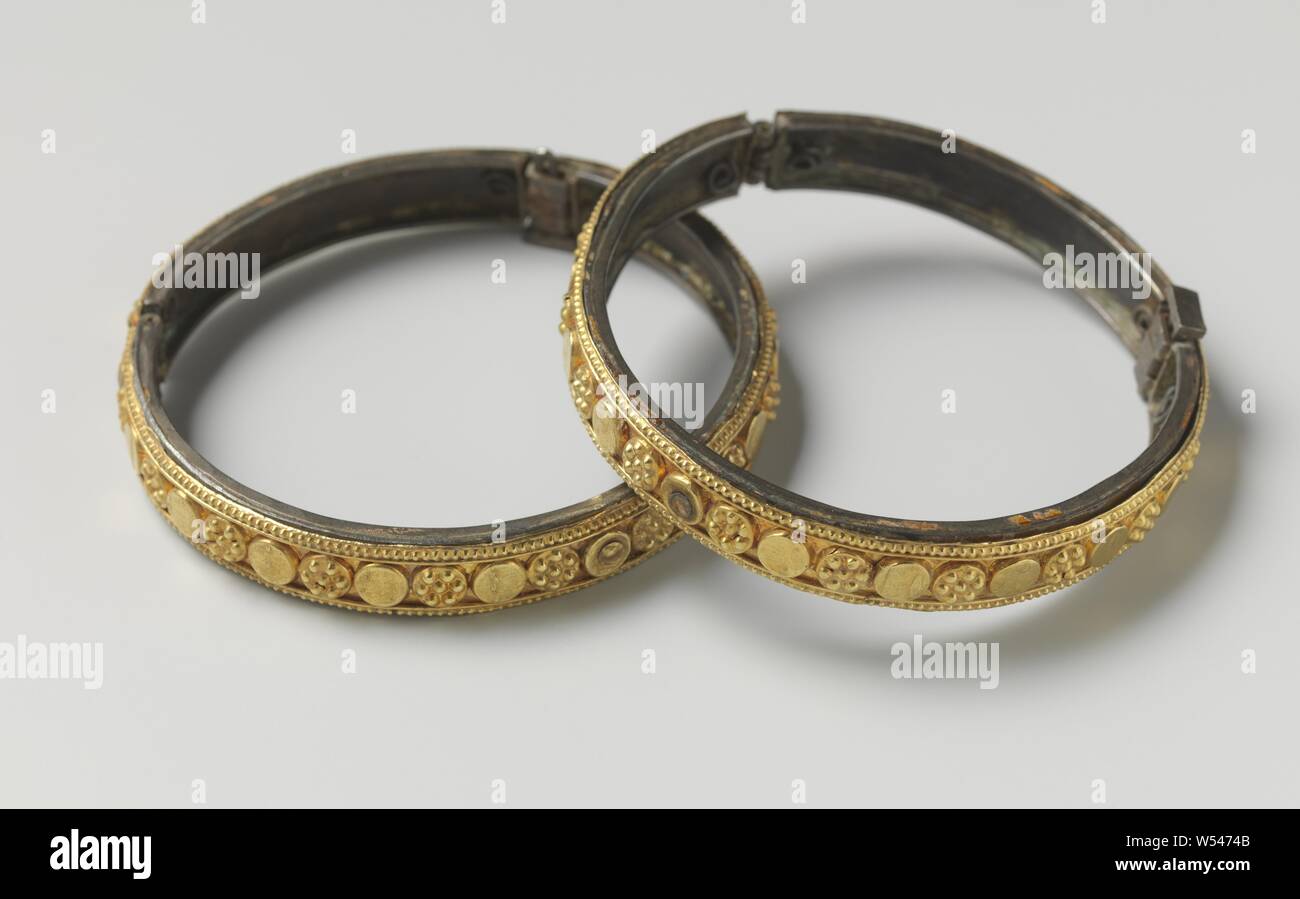 Pair of bracelets (chandan churi), Bracelet (chandan churi) with a bronze inner ring with hinge and clasp, on which a golden ring is attached, decorated with turned-out circular ornaments and pearl borders., anonymous, Surat, c. 1750, gold (metal), bronze (metal), striking (metalworking), d 7.0 cm × h 0.9 cm Stock Photo