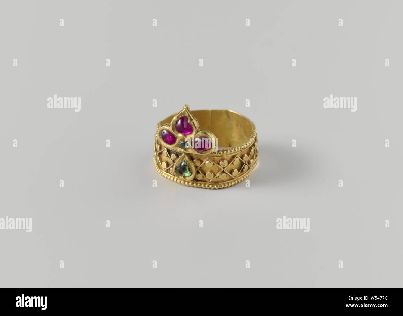 Finger ring, Finger ring (anguthi) of gold with filigree applique and inlay of red and green stones., anonymous, Surat, c. 1750, gold (metal), filigree, h 1.8 cm × d 2.2 cm Stock Photo