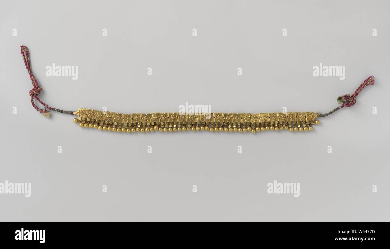Necklace or tali of gold, Necklace (tali?) Of gold. The necklace consists of a chain of small squares in the shape of a flower on which two golden balls hang., anonymous, Surat, c. 1750, gold (metal), l 18 cm × h 1.4 cm × d 0.3 cm Stock Photo