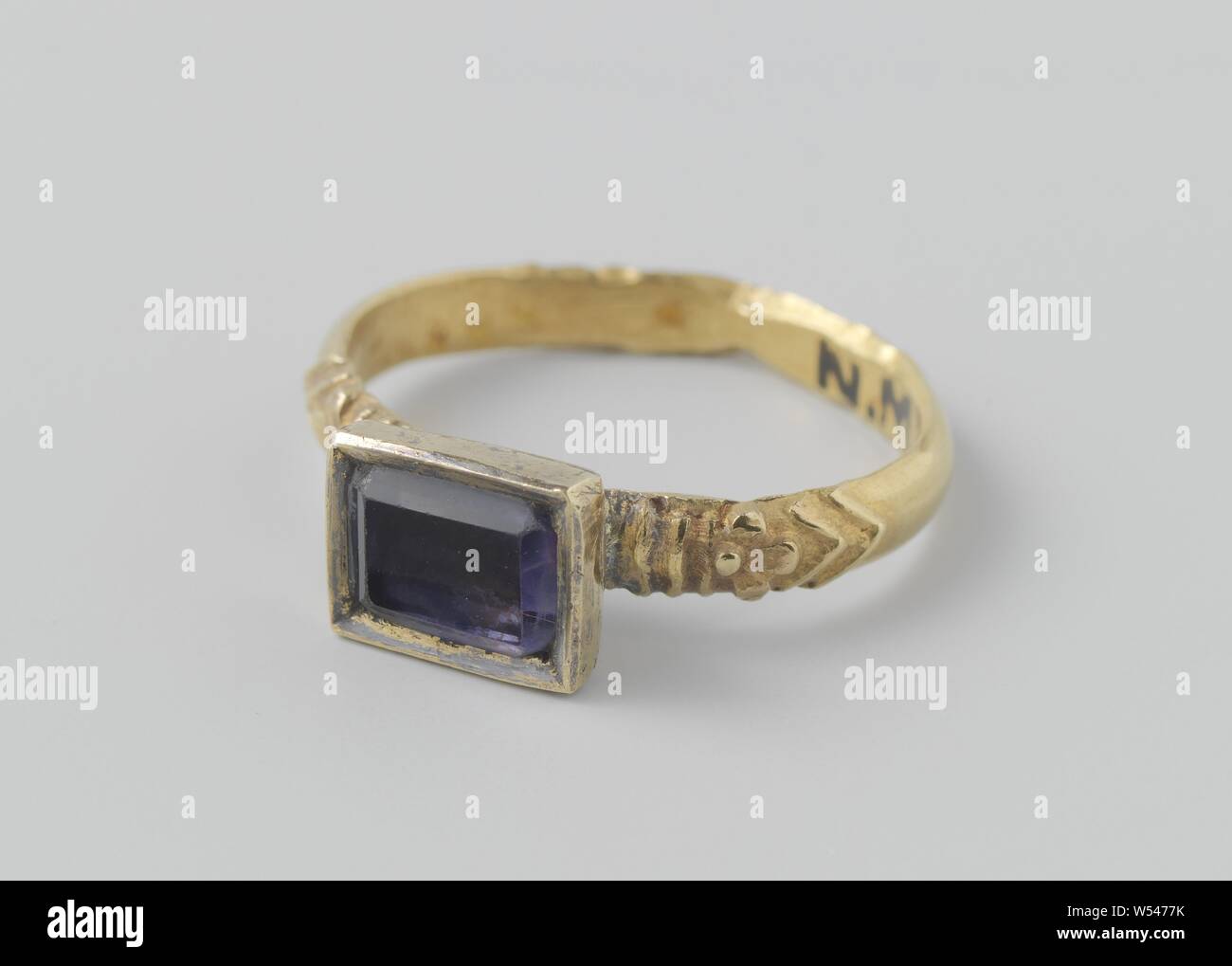 Finger ring, Finger ring of gold with a square, blue stone., anonymous, Surat, c. 1750, gold (metal), d 2.1 cm × h 0.7 cm Stock Photo