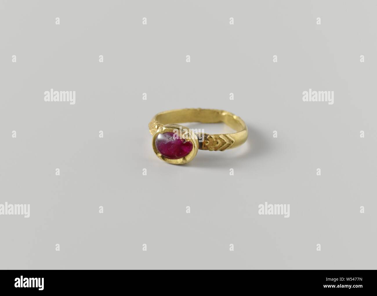 Finger ring, Finger ring (anguthi) of gold with an oval red stone., anonymous, Surat, c. 1750, gold (metal), h 0.7 cm × d 2.2 cm Stock Photo