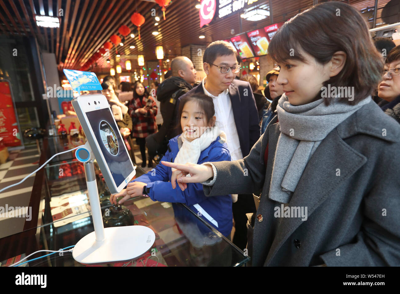 Платежная система китая. Считыватель для турникета. Китайская система платежей. Оплата биометрией. Японец с деньгами.