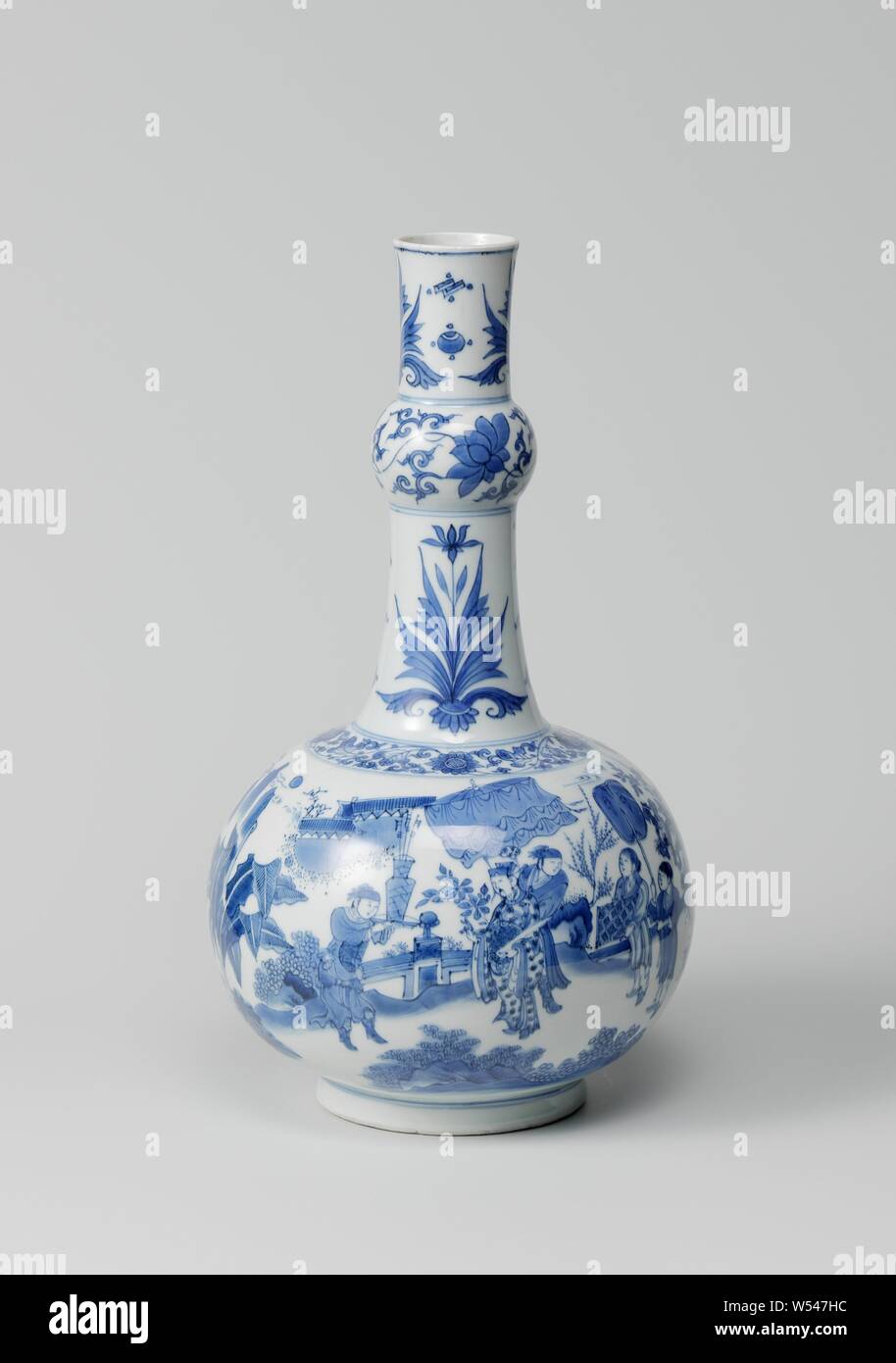 Round-bodied bottle vase with figures in a landscape, Porcelain bottle-shaped vase with a ring-shaped bulge in the neck, painted in underglaze blue. On the wall a continuous representation of a dignity and his entourage on a fenced terrace in a landscape with mountains, trees and plants (banana plant). A person offers a vase to the dignity. The scene is closed by clouds and rocks. The shoulder with a band with floral scrolls. On the neck twice a tulip motif with three valuables in between (horn, books, coin). The annular thickening with lotus tendrils. Again the tulip motif and valuables Stock Photo