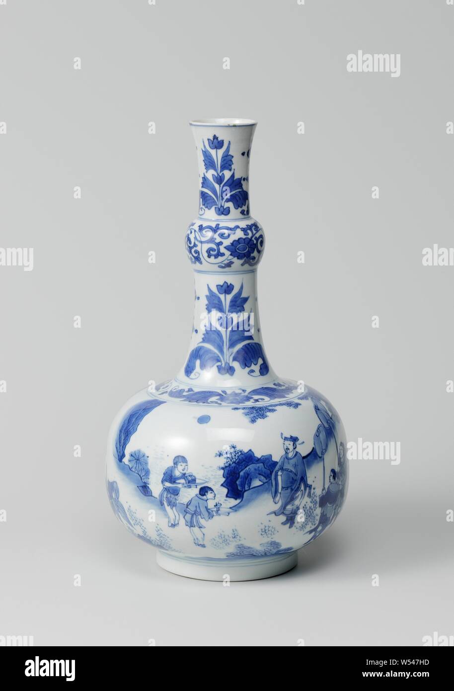 Round-bodied bottle vase with figures in a landscape, Porcelain bottle-shaped vase with a ring-shaped bulge in the neck, painted in underglaze blue. On the wall a continuous representation of a scholar and his entourage in a landscape with mountains, trees and plants (banana plant). Two boys each offer the scholar an object on a scale. Two of the servants carry an object (qin parked). The scene is closed by clouds and rocks. The shoulder with a band with floral scrolls. On the neck twice a tulip motif with two valuables in between (pearl, diamond). The annular thickening with lotus tendrils Stock Photo