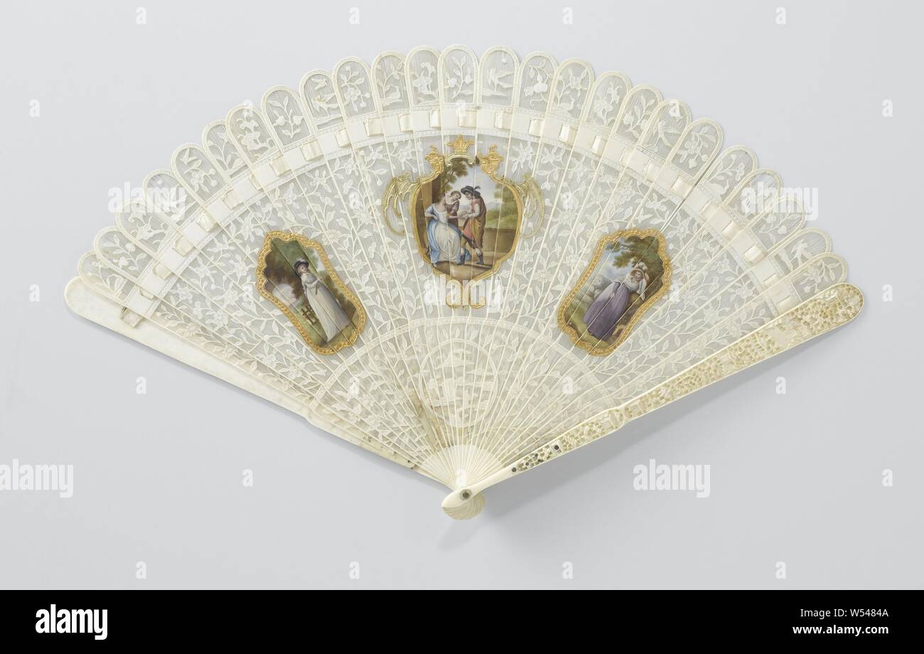 Brisé fan Brisé fan, Brisé fan with 26 legs. Openwork ivory with floral scrolls against a background of very fine vertical lines. Above the ribbon alternately a bird, a flower branch and a mushroom. Under the ribbon, fields are painted in the decoration that are painted. In the middle field two women and a man, in the two smaller fields on the other side a woman. The cartouches are surrounded by gold-plated ornamental bands. The fields on the back are painted with flower sprays. The closed legs are decorated with embossed pavilions in a landscape, ornament, cartouche, lovers' meeting, Kanton Stock Photo