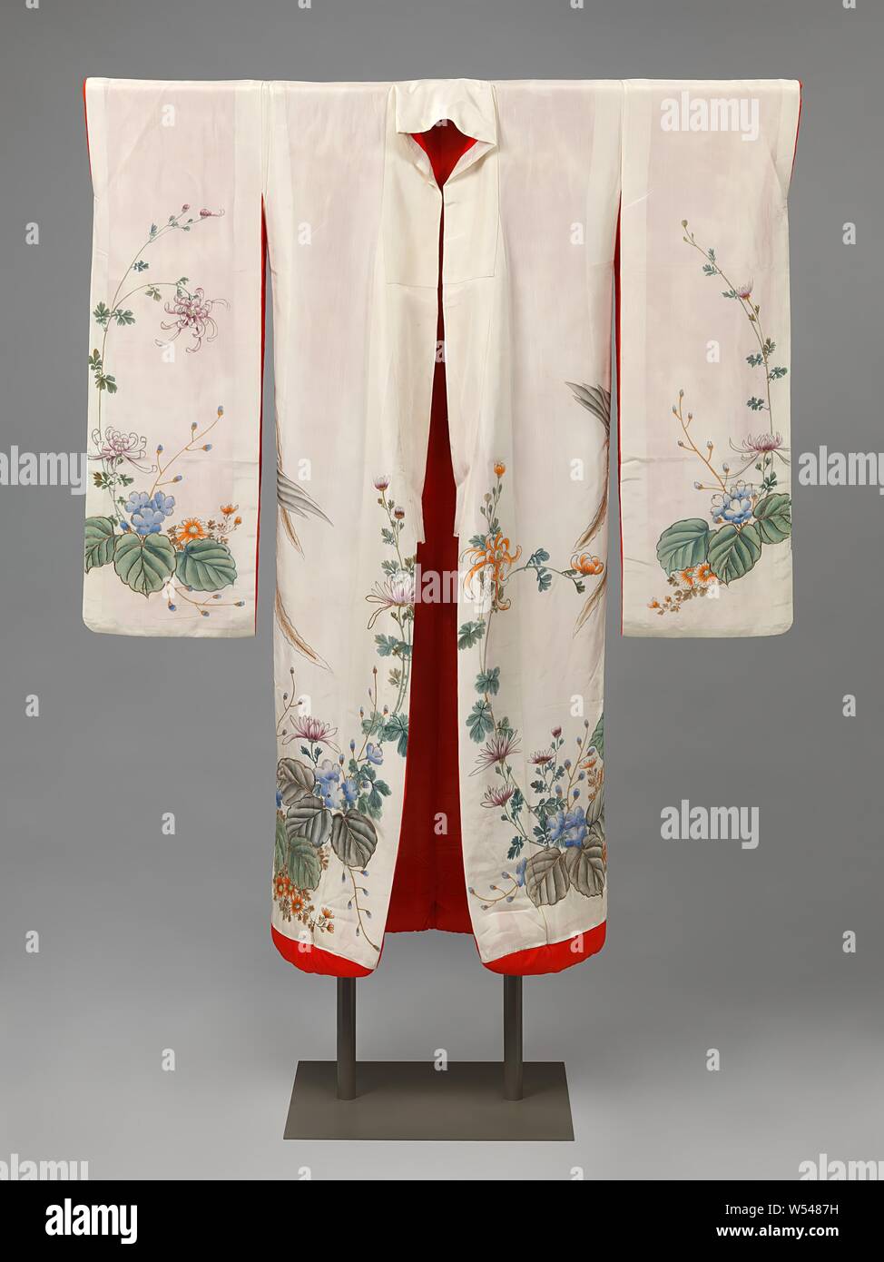 Uchikake and nagajuban, Padded bridal kimono (uchikake) with accompanying lower kimono (nagajuban)., anonymous, Japan, 1920 - 1940, silk, painting, h 156 cm × w 122 cm Stock Photo