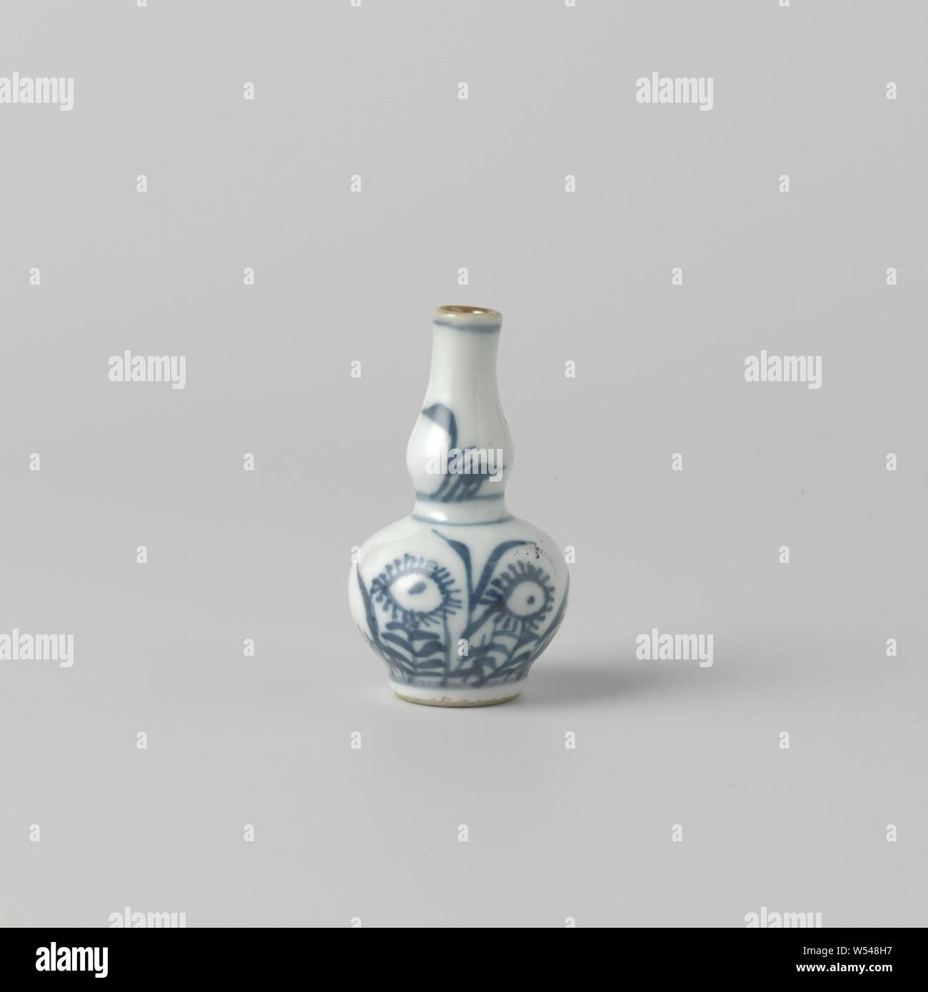 Miniature double-gourd-shaped vase with flower sprays, Miniature gourd-shaped porcelain vase, painted in underglaze blue. On the belly a flowering plant (aster) and twigs. Two flower branches on the neck. Blue White., anonymous, China, c. 1675 - c. 1724, Qing-dynasty (1644-1912) / Kangxi-period (1662-1722) / Yongzheng-period (1723-1735), porcelain (material), glaze, cobalt (mineral), vitrification, h 6.1 cm × d 3.5 cm Stock Photo