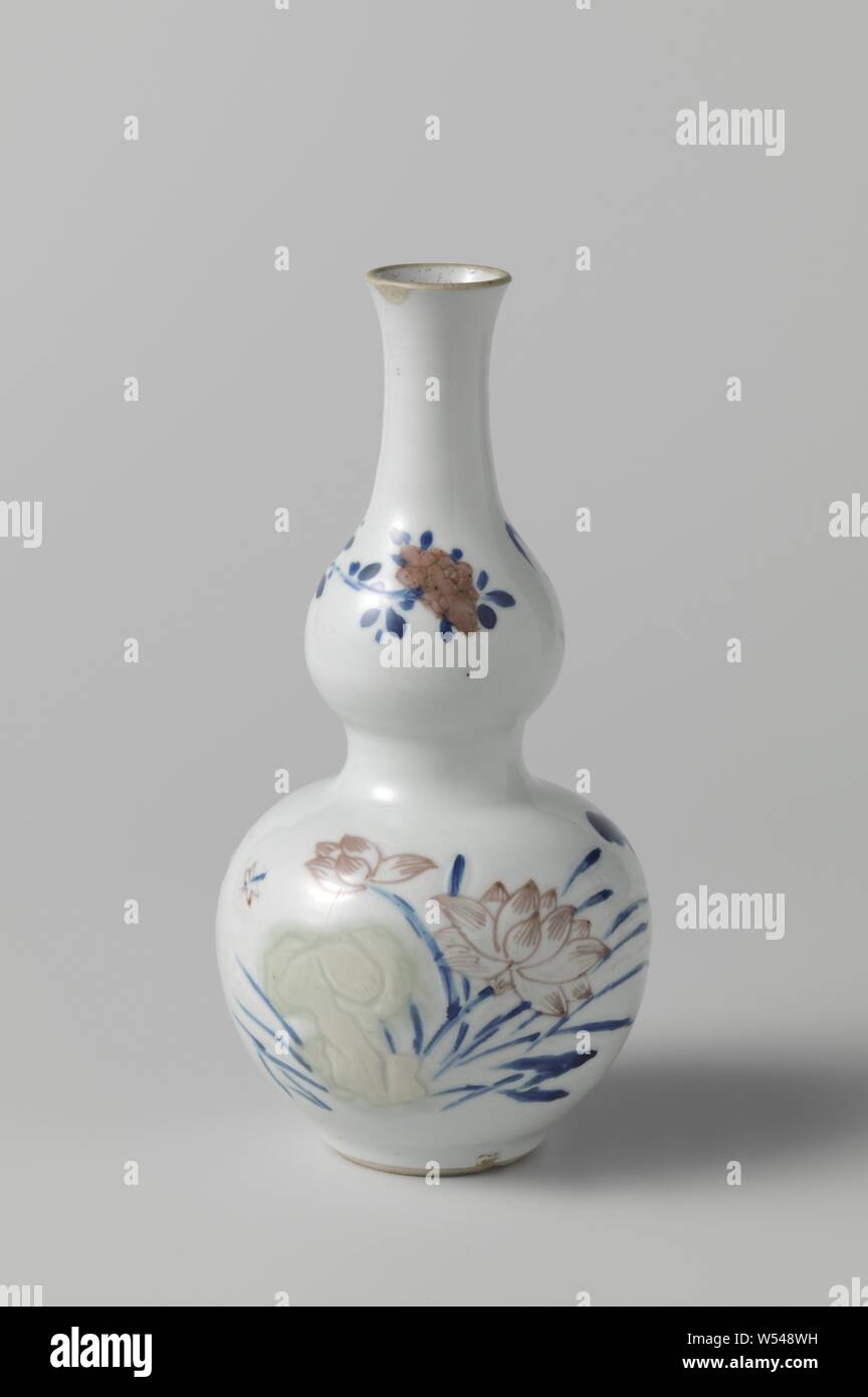 Double-gourd vase with rocks, flowers and insects, Calabash-shaped porcelain vase with a long, slightly spreading neck, painted in underglaze blue, red and celadon green. On the wall a decoration partly in low relief of two groups with a rock, lotus flowers and insects, above it a peony branch and leaves. The border is unglazed. Underglaze blue and copper red., anonymous, China, c. 1675 - c. 1699, Qing-dynasty (1644-1912) / Kangxi-period (1662-1722), porcelain (material), glaze, cobalt (mineral), copper (metal), vitrification, h 20 cm d 3.2 cm d 10.5 cm d 4.9 cm Stock Photo
