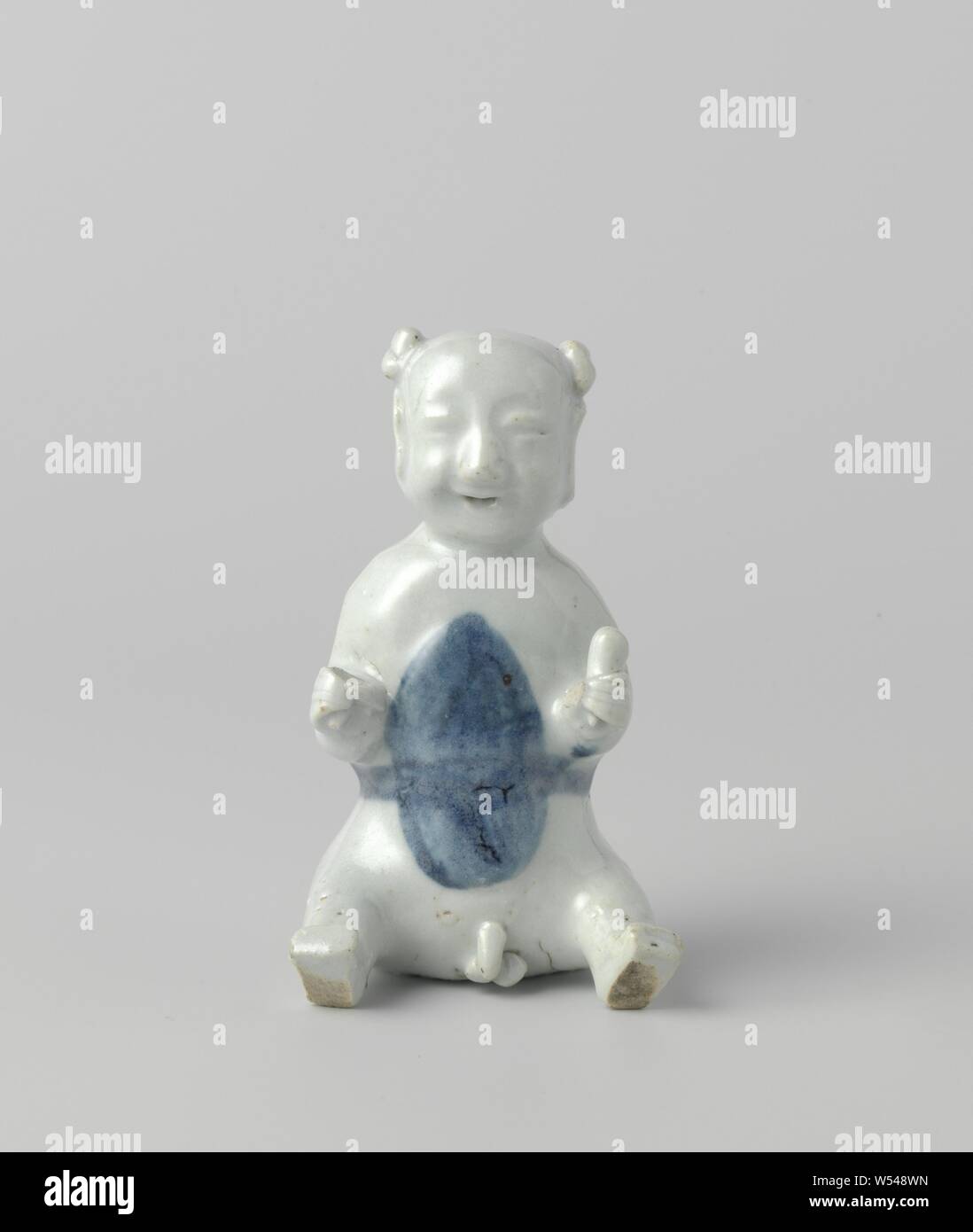 Figure of a seated boy, Porcelain statue, painted in underglaze blue. A seated boy. Blue and white., anonymous, China, c. 1573 - c. 1619, Ming-dynasty (1368-1644) / Wanli-period (1573-1619), porcelain (material), glaze, cobalt (mineral), vitrification, h 10 cm Stock Photo