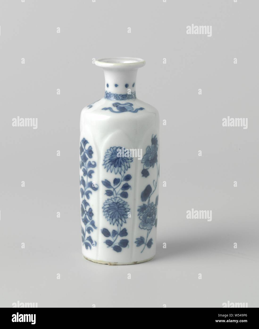 Cylindrical vase with flower sprays and precious objects, China, c. 1680 - c. 1720, Qing-dynasty (1644-1912) / Kangxi-period (1662-1722), porcelain, glaze, cobalt (mineral), vitrification, h 11.5 cm Stock Photo