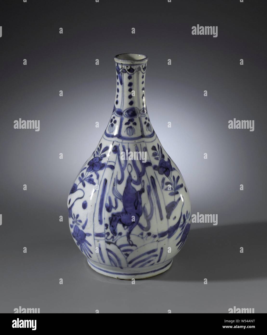 Pear-shaped bottle vase with horses and flower sprays, Bottle-shaped porcelain vase with a pear-shaped body, painted in underglaze blue. The wall is divided into compartments with alternating galloping horses and flower sprays, on the neck a box decoration with dots and brushes. Cracked porcelain., anonymous, China, c. 1600 - c. 1649, Ming-dynasty (1368-1644) / Qing-dynasty (1644-1912) / Wanli-period (1573-1619) / Tianqi-period (1621-1627) / Chongzhen-period (1628-1644) / Shunzhi-period (1644-1661), porcelain (material), glaze, cobalt (mineral), vitrification, h 26.2 cm d 3.9 cm d 16 cm d 10.7 Stock Photo