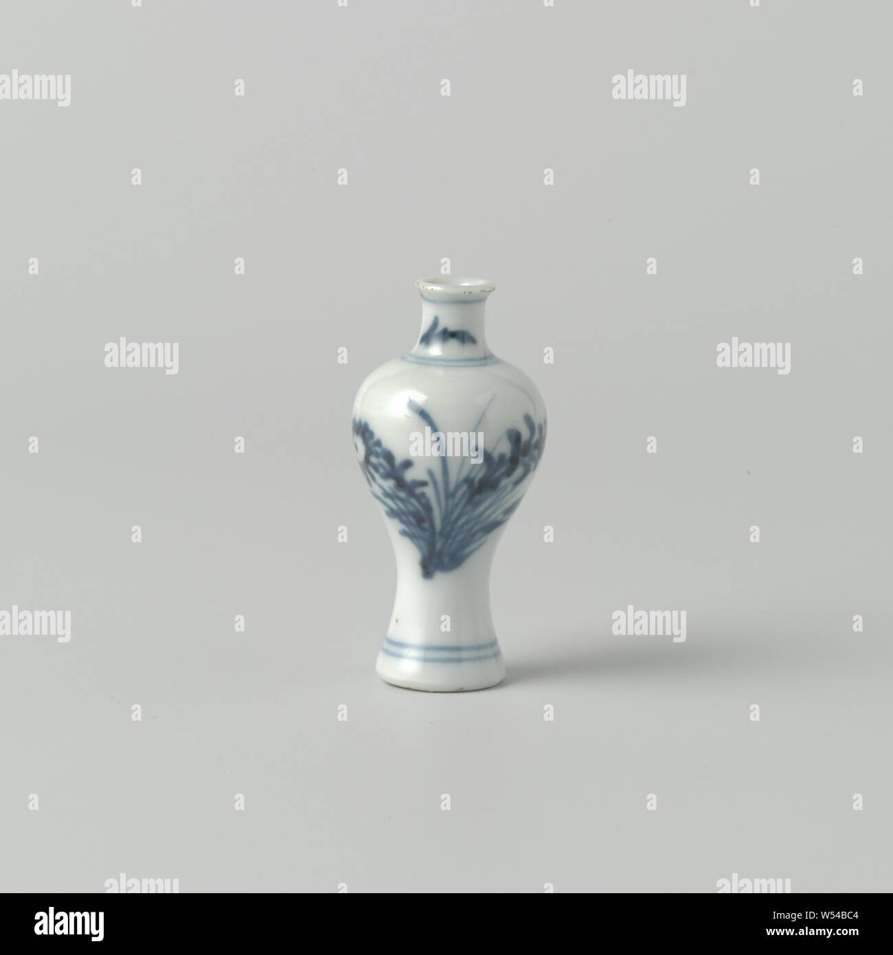 Miniature baluster vase with flower sprays, Miniature baluster-shaped vase of porcelain, painted in underglaze blue. On the belly a flower branch (aster) and a small, loose branch. Two twigs on the neck. Blue White., anonymous, China, c. 1675 - c. 1724, Qing-dynasty (1644-1912) / Kangxi-period (1662-1722) / Yongzheng-period (1723-1735), porcelain (material), glaze, cobalt (mineral), vitrification, h 6 cm Stock Photo